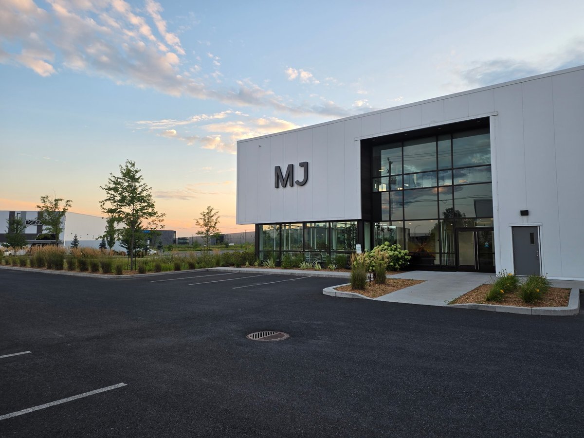Bâtiment MJ — Entrée vitrée